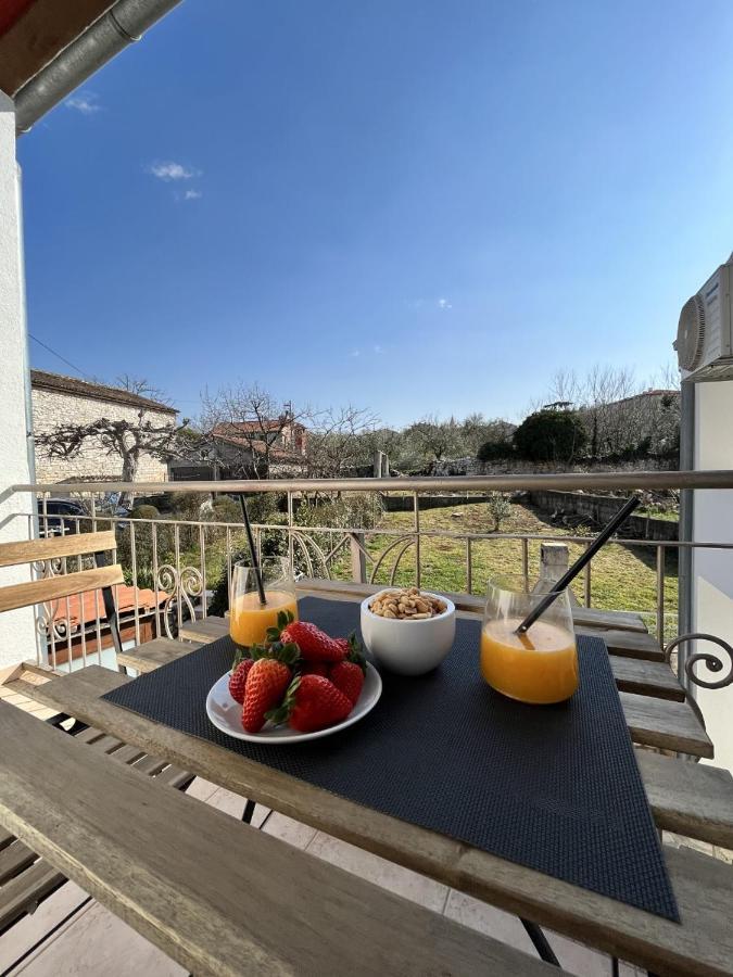 Apartment Lorun 47 Tar-Vabriga Exterior photo